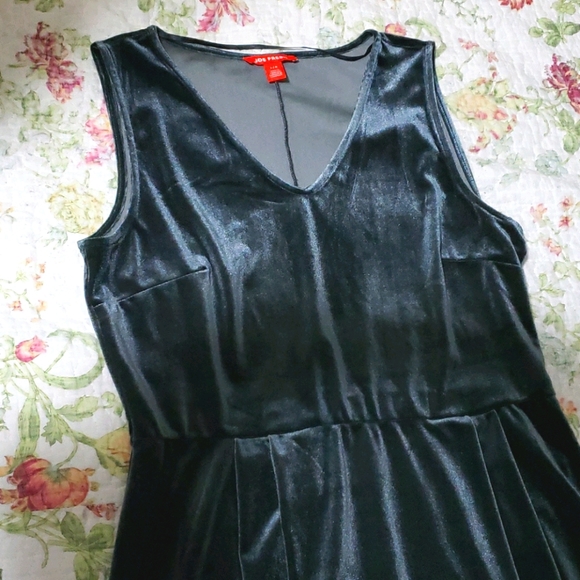 Sleeveless dress - Picture 2 of 3